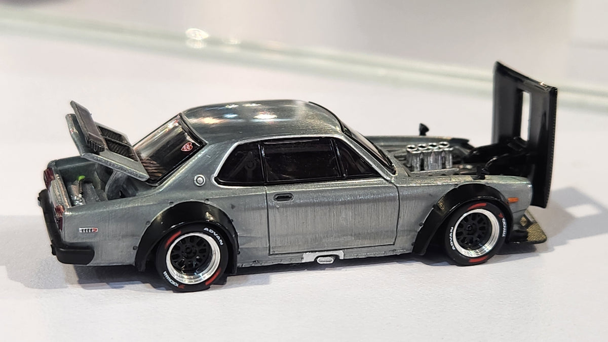 キティー XCartoys x Pop Race 1:64 Skyline 2000 GT-R engine Orange