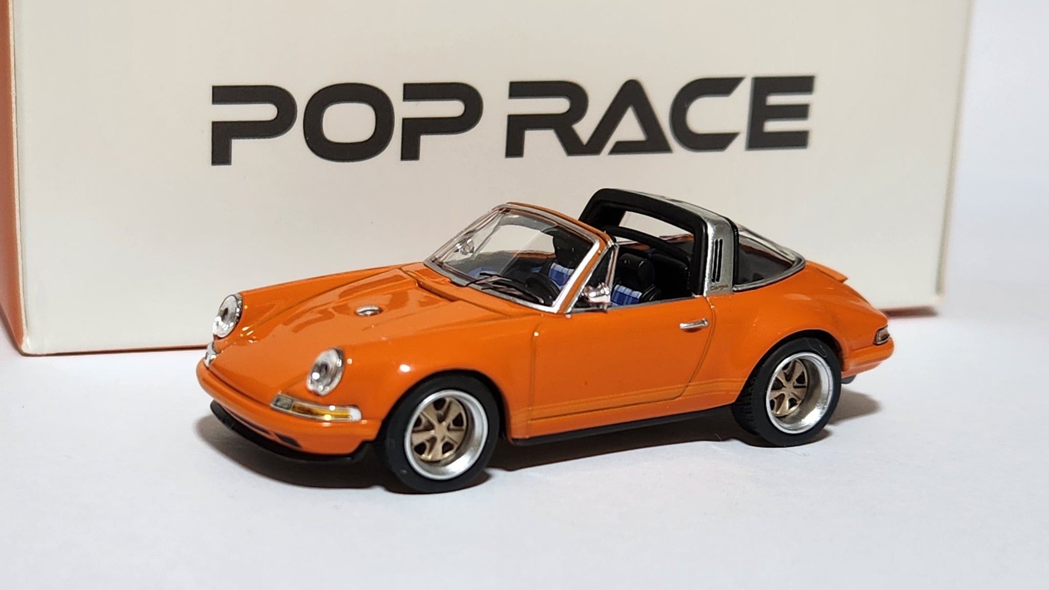 Modèle Réduit Porsche 911 Singer Targa Gris Métallisé 1:64 - Pop Racing 2024